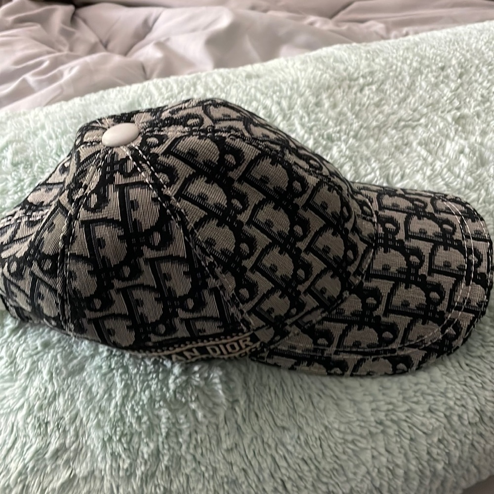 I have never worn it it once.  It’s in mint condition.